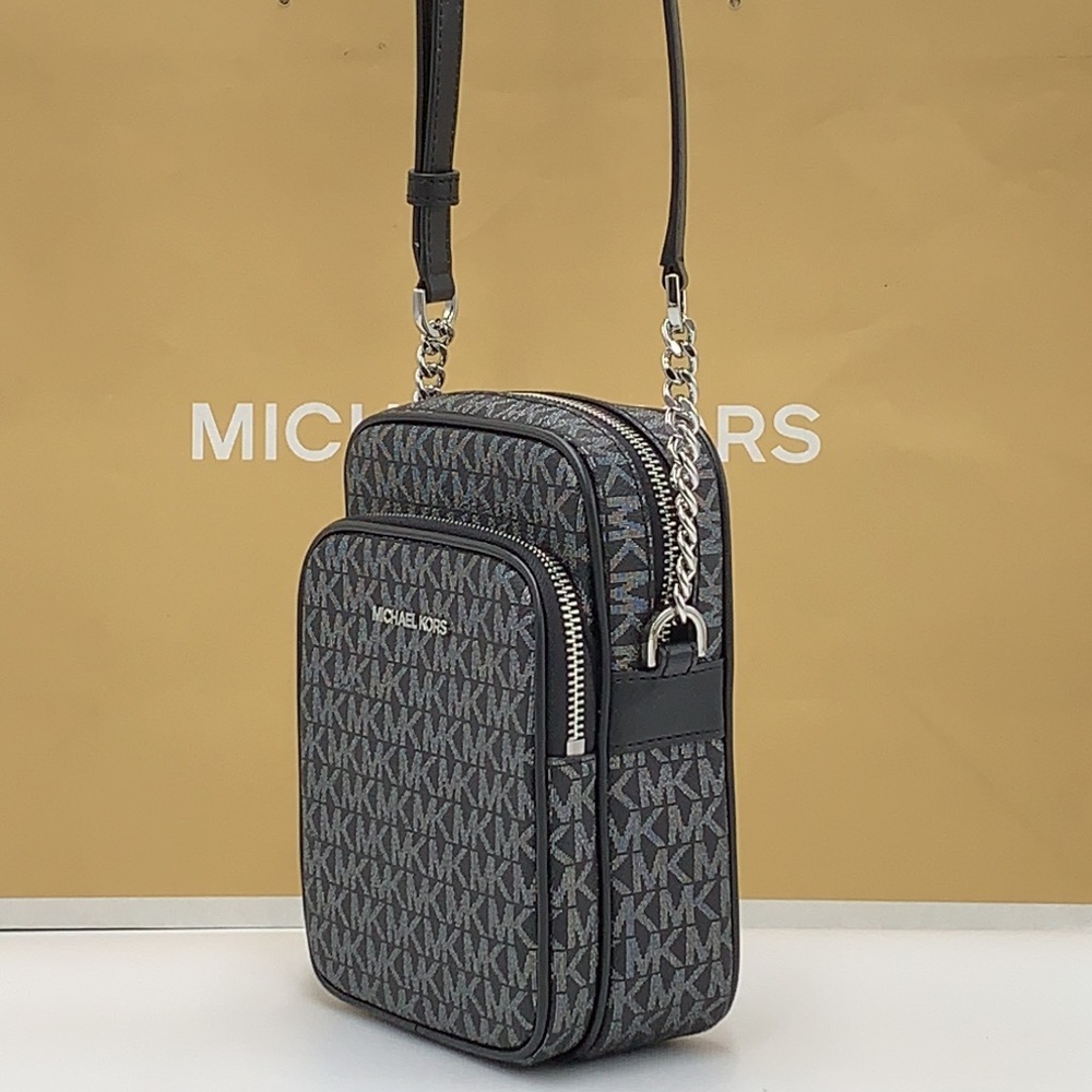 MICHAEL KORS
Jet Set Travel Medium Signature Logo Crossbody
COLOR BLACK SILVER - Picture 8 of 16